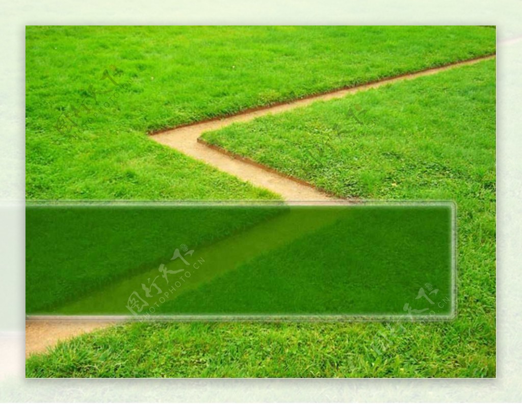 绿草地中一条小路PPT模板
