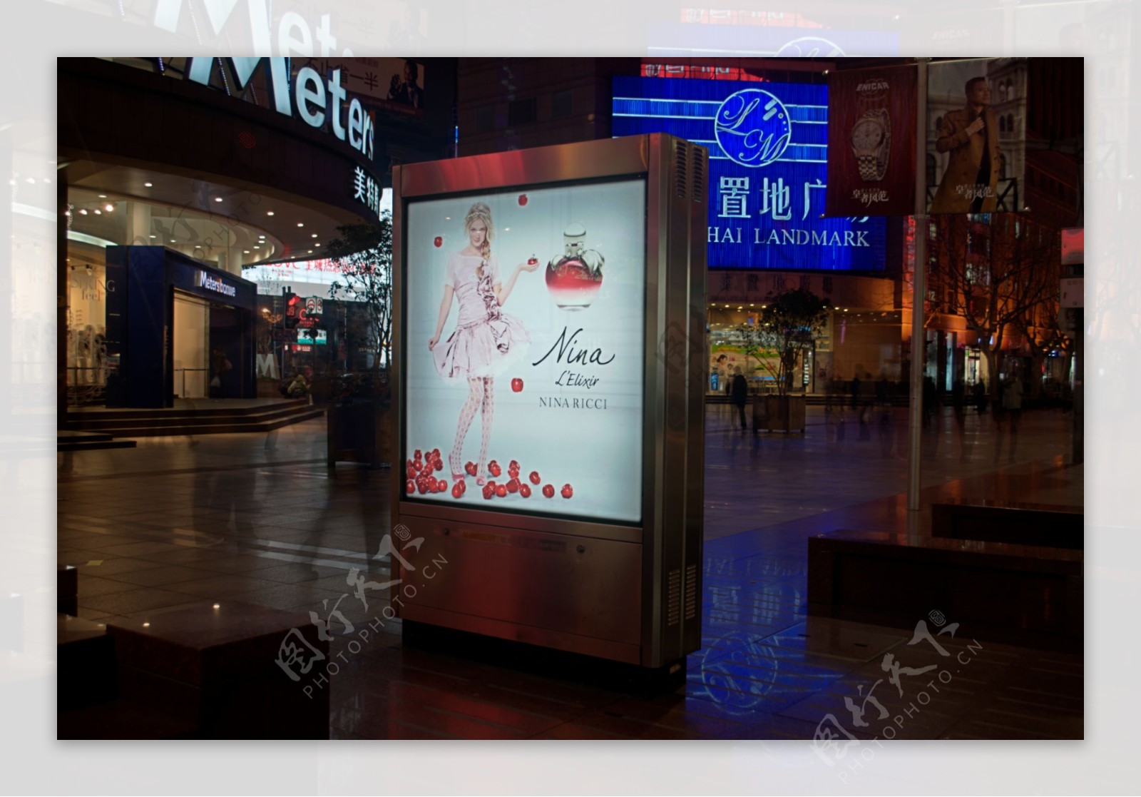 南京路步行街立式灯箱广告图片