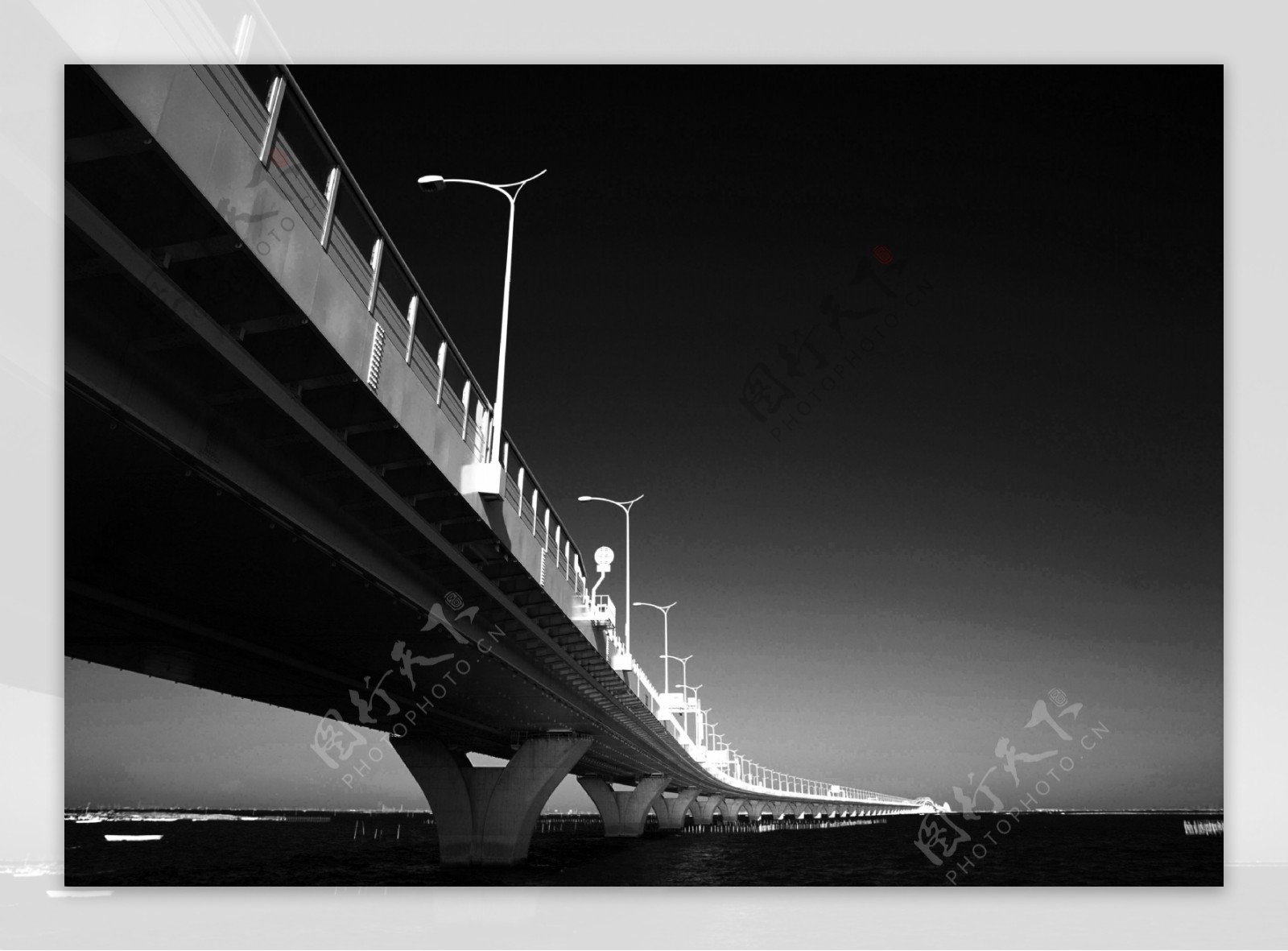 黑白大桥装饰画图片