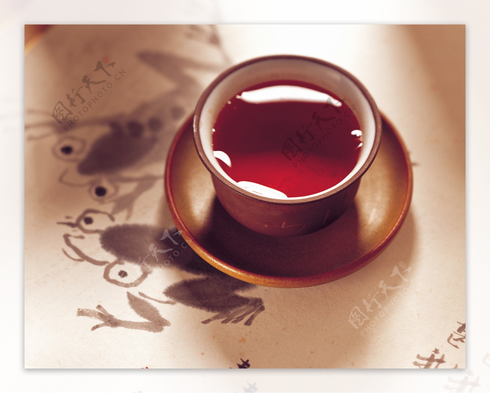 放在国画上的紫砂杯红茶
