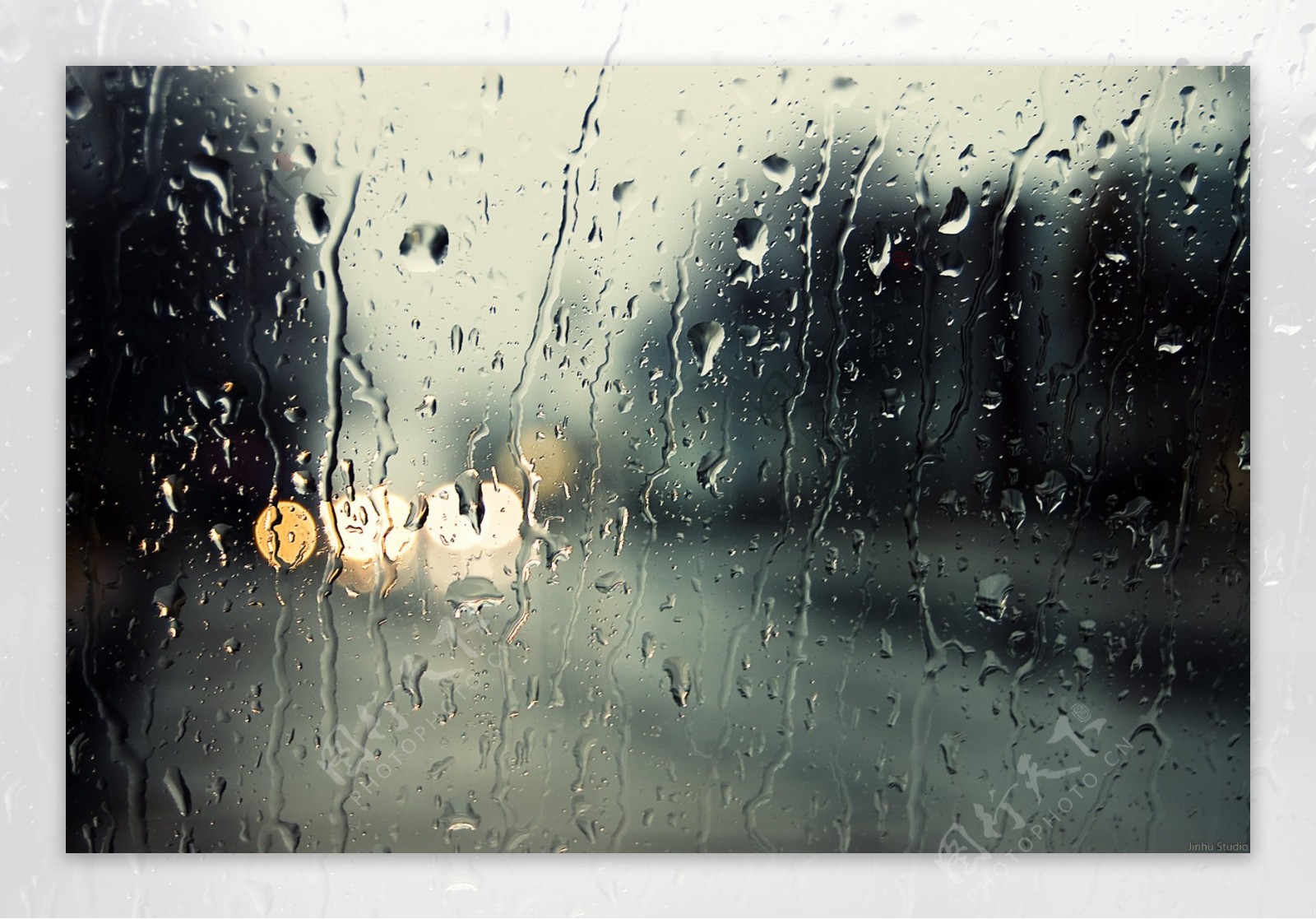 窗外雨滴
