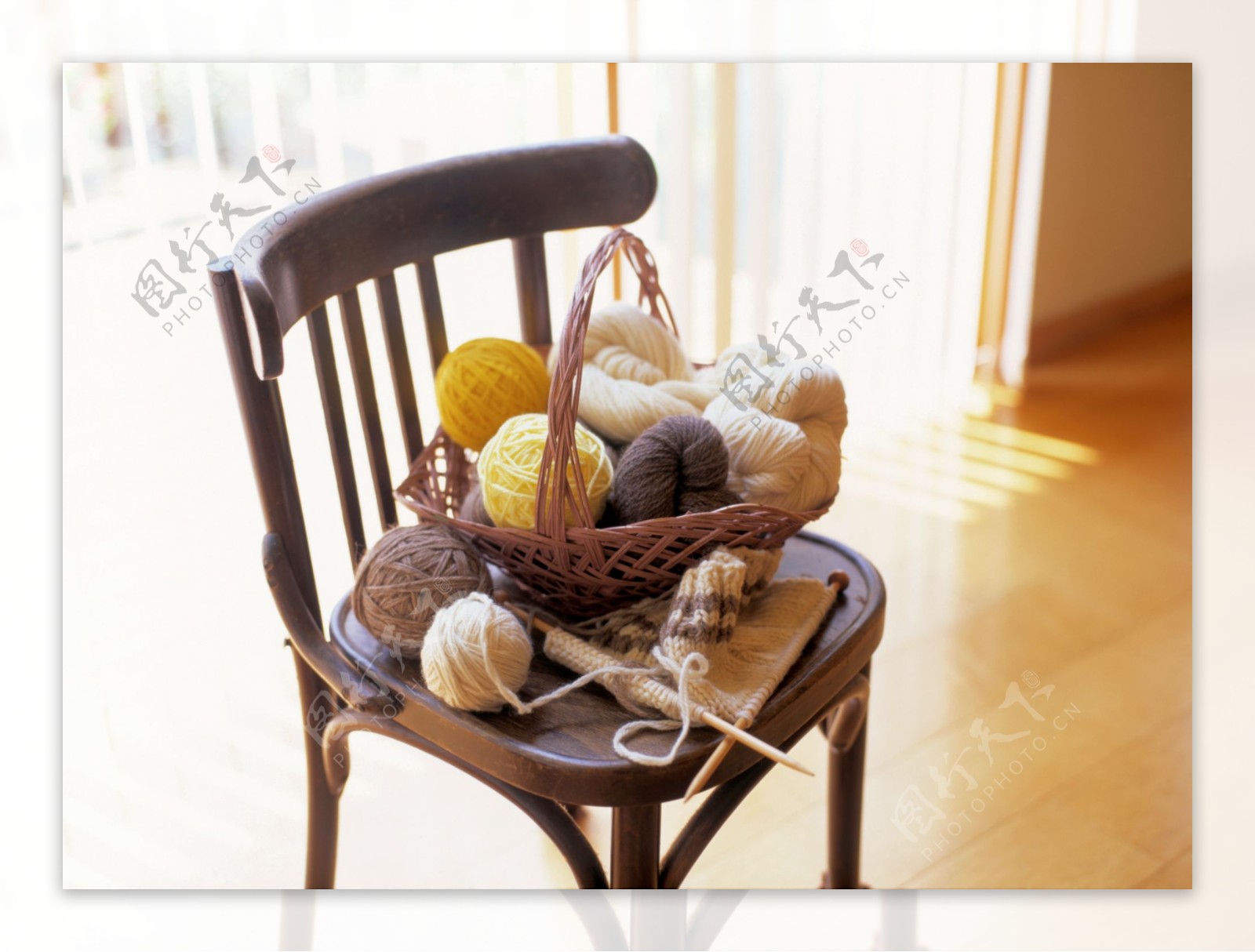 室内椅子上毛线团篮子图片