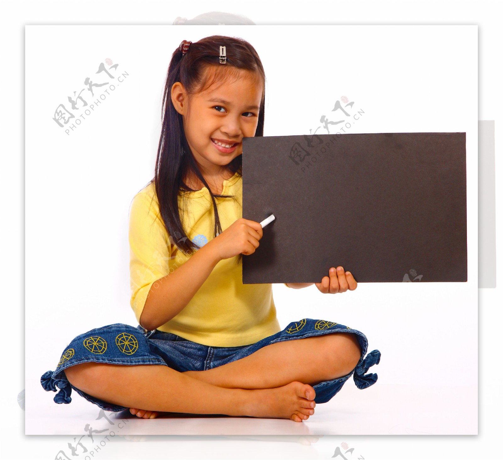 孩子抱着一个黑色的空白写字板留言