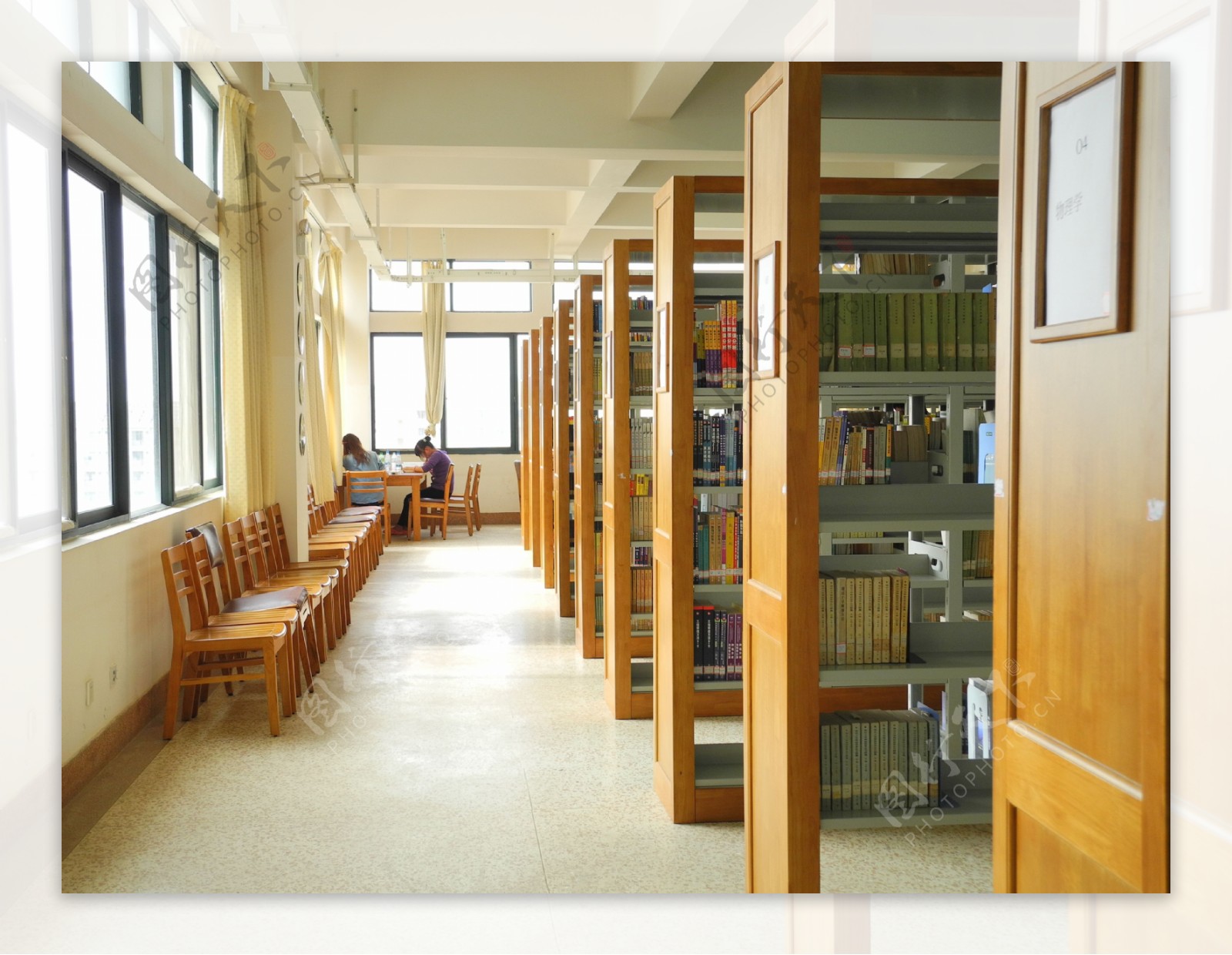 图书馆阅览室图片