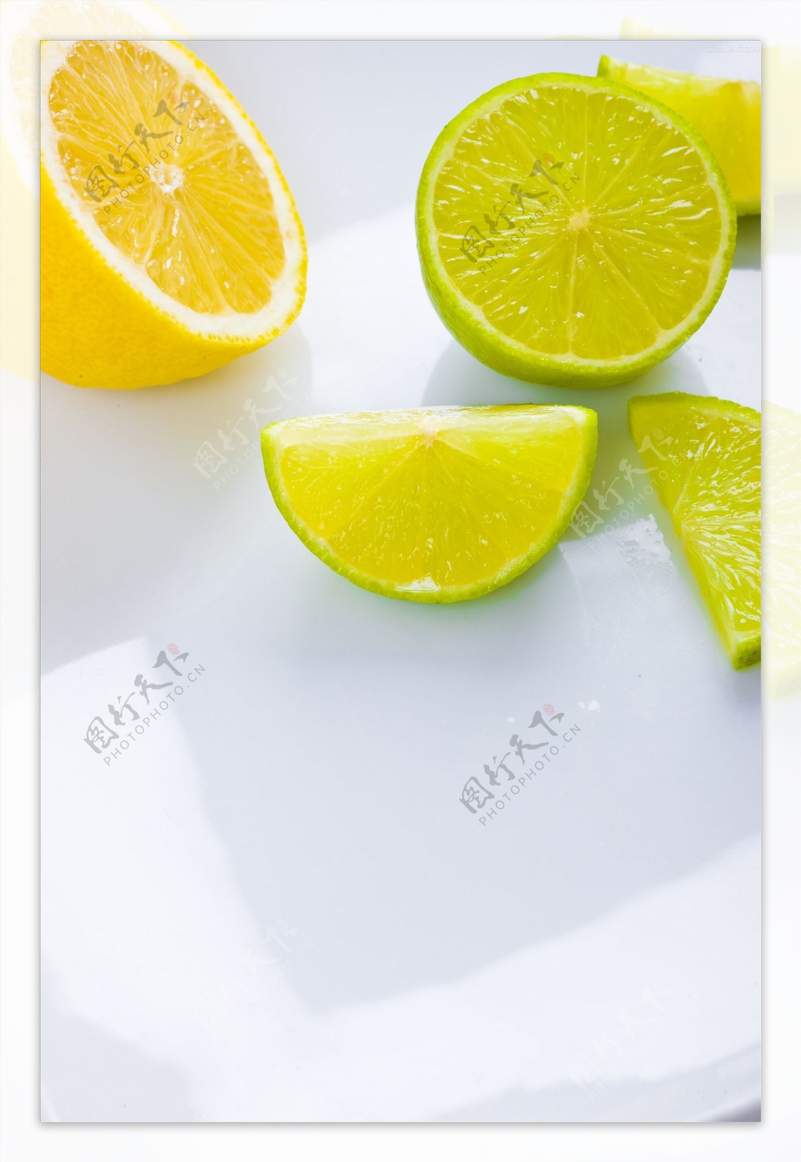 手拿一块切成的柠檬，把鲜汁挤到碗里 库存图片. 图片 包括有 汁液, 食物, 女性, 人员, 玻璃, 成份 - 222461357