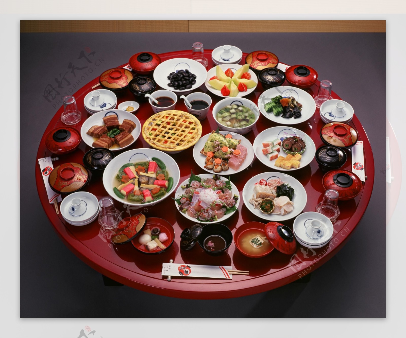 日本圆台丰富桌菜图片