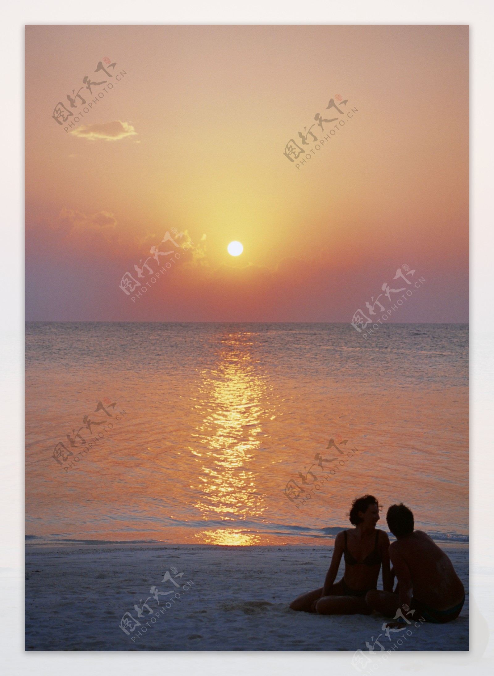 夕阳海滩情侣图片