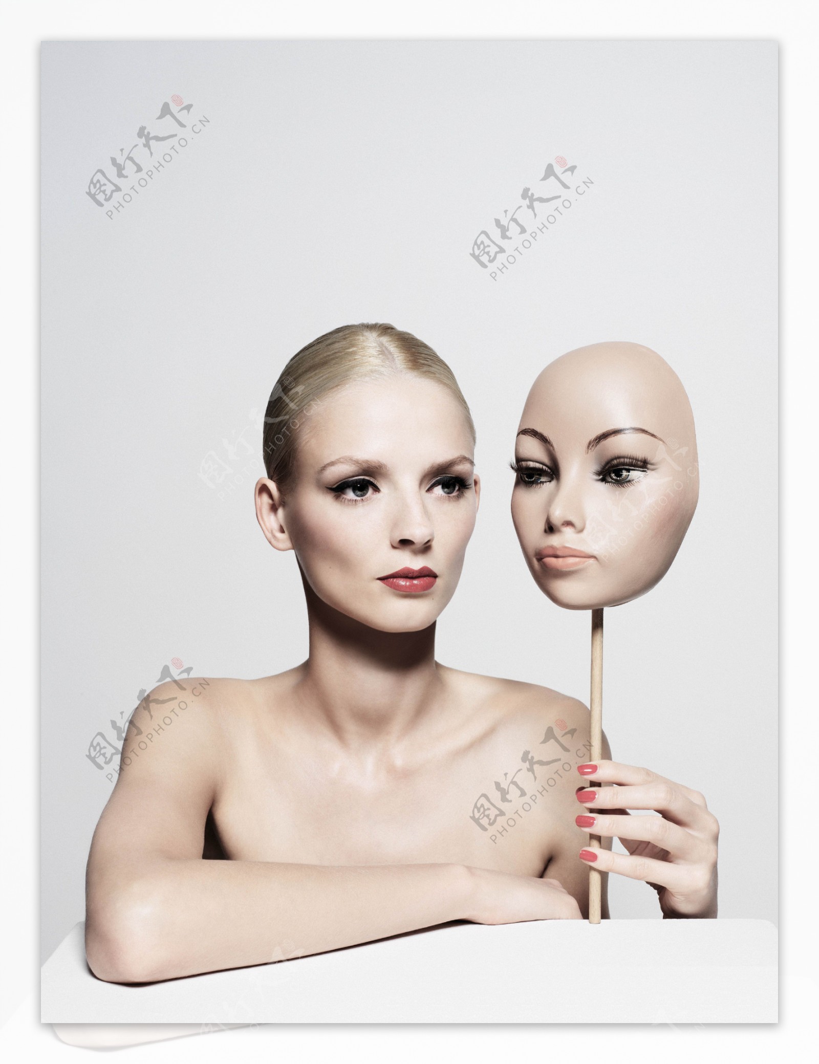 假面美女化妆品创意广告图片