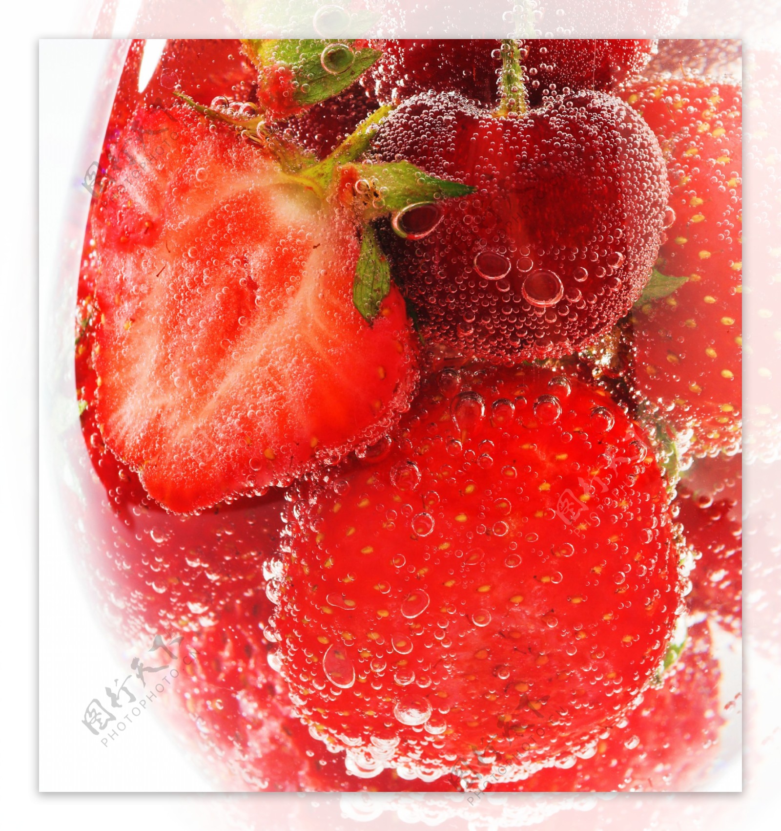 动感水珠水滴草莓图片