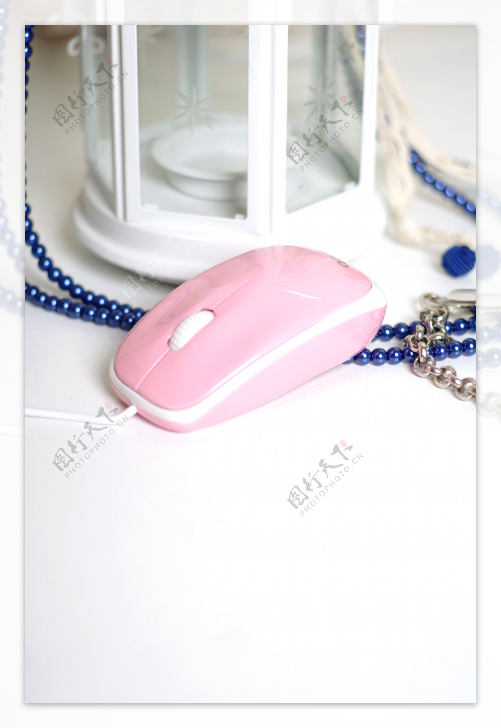 质感粉色鼠标特写图片