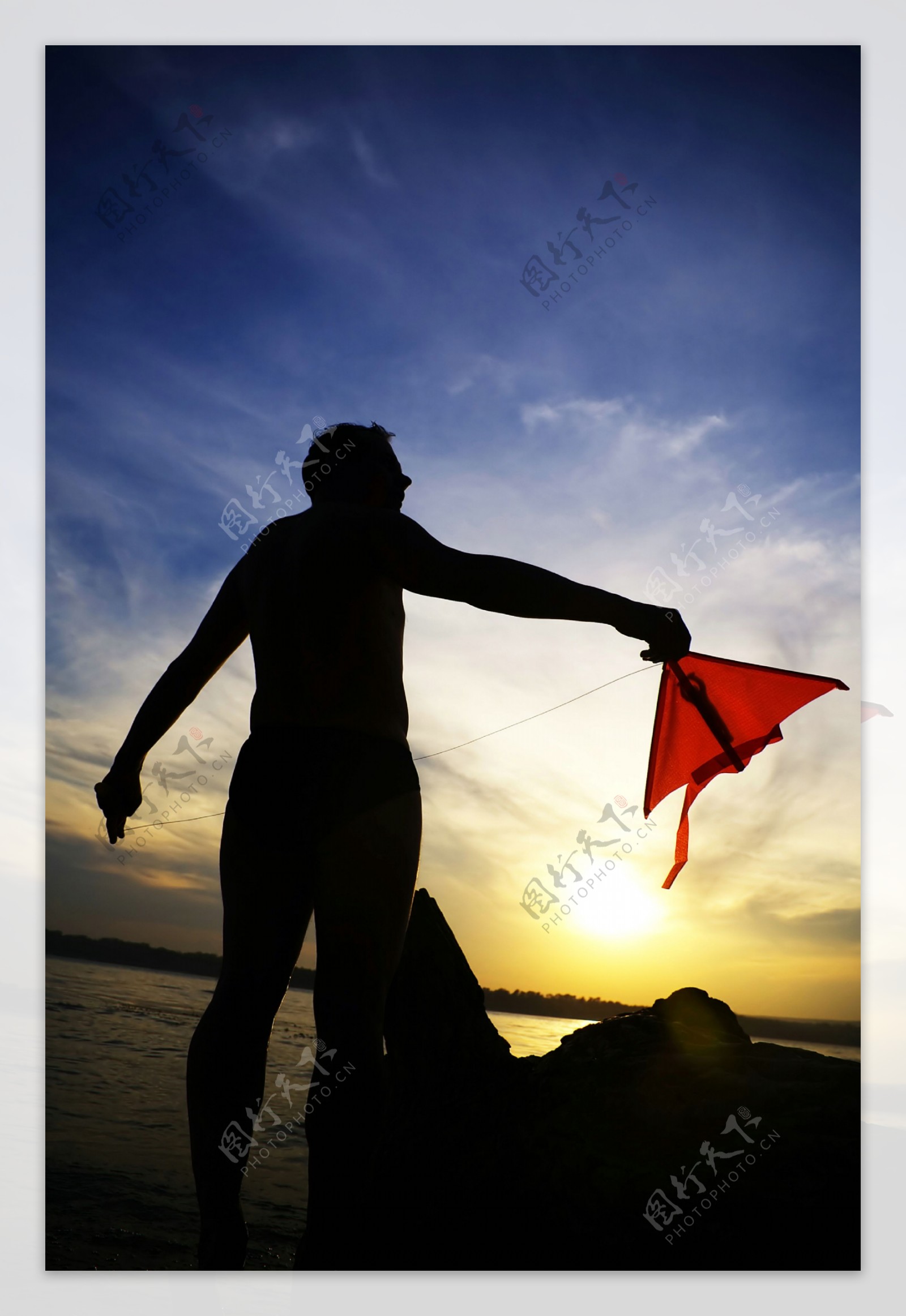 放风筝的男人剪影图片