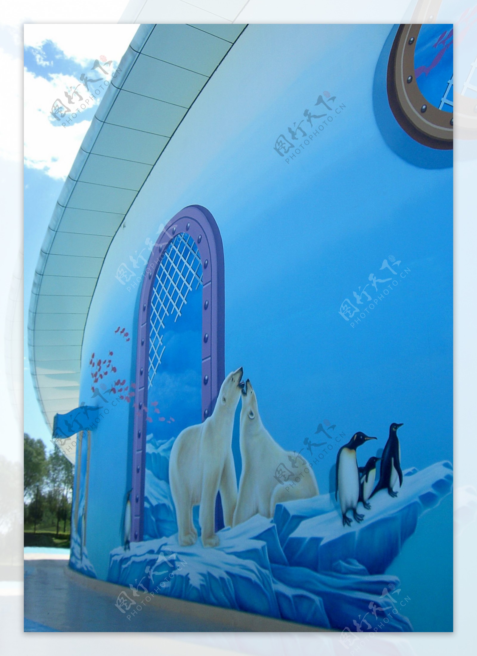 哈尔滨太阳岛极地馆建筑外观优美弧线企鹅白熊阳光蓝天