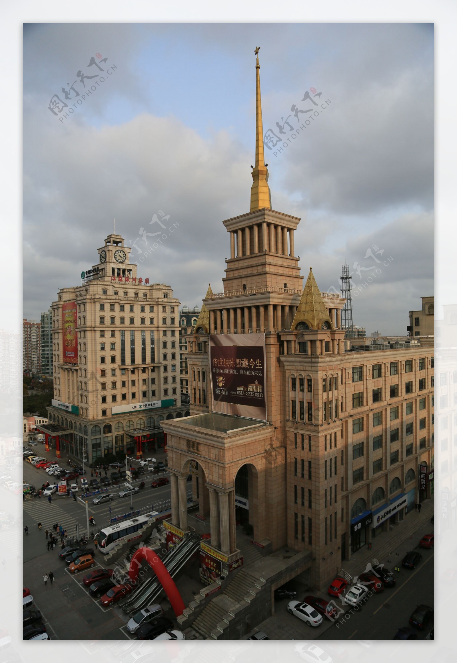 城市欧式尖塔建筑图片