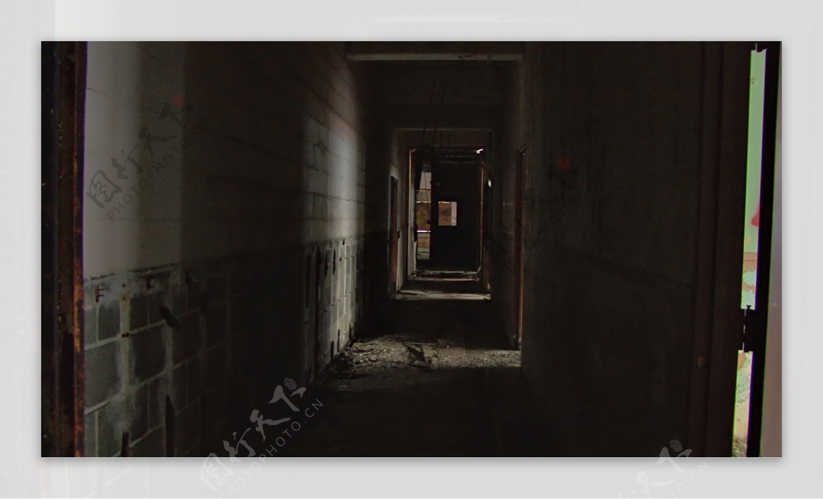 恐怖的走廊在废弃的建筑存量的录像视频免费下载