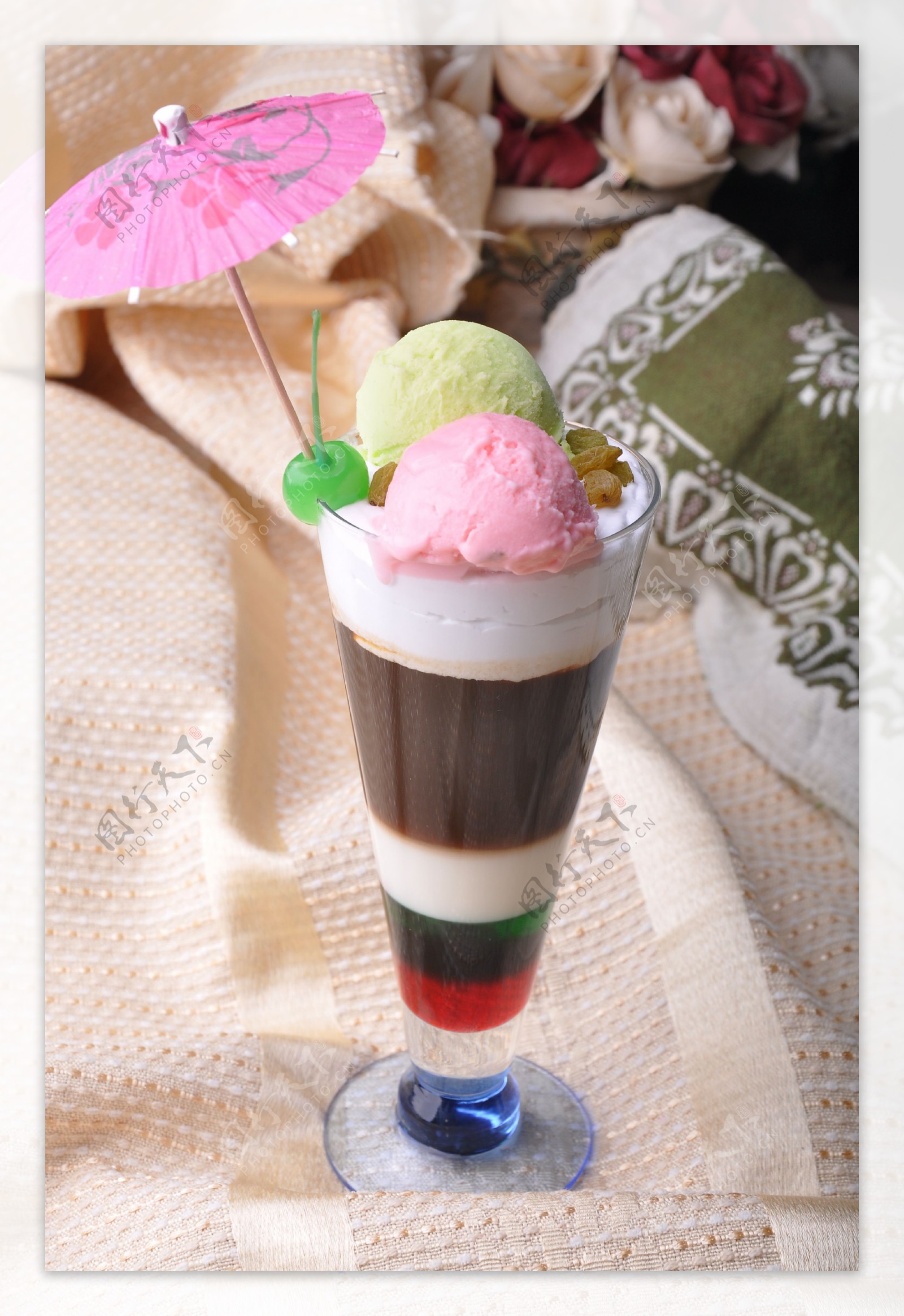 彩虹冰淇淋咖啡图片