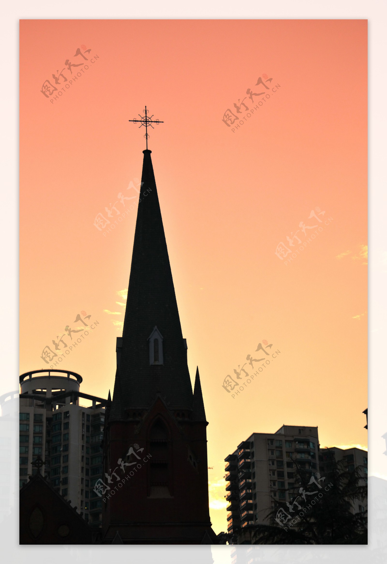 夕阳教堂剪影图片