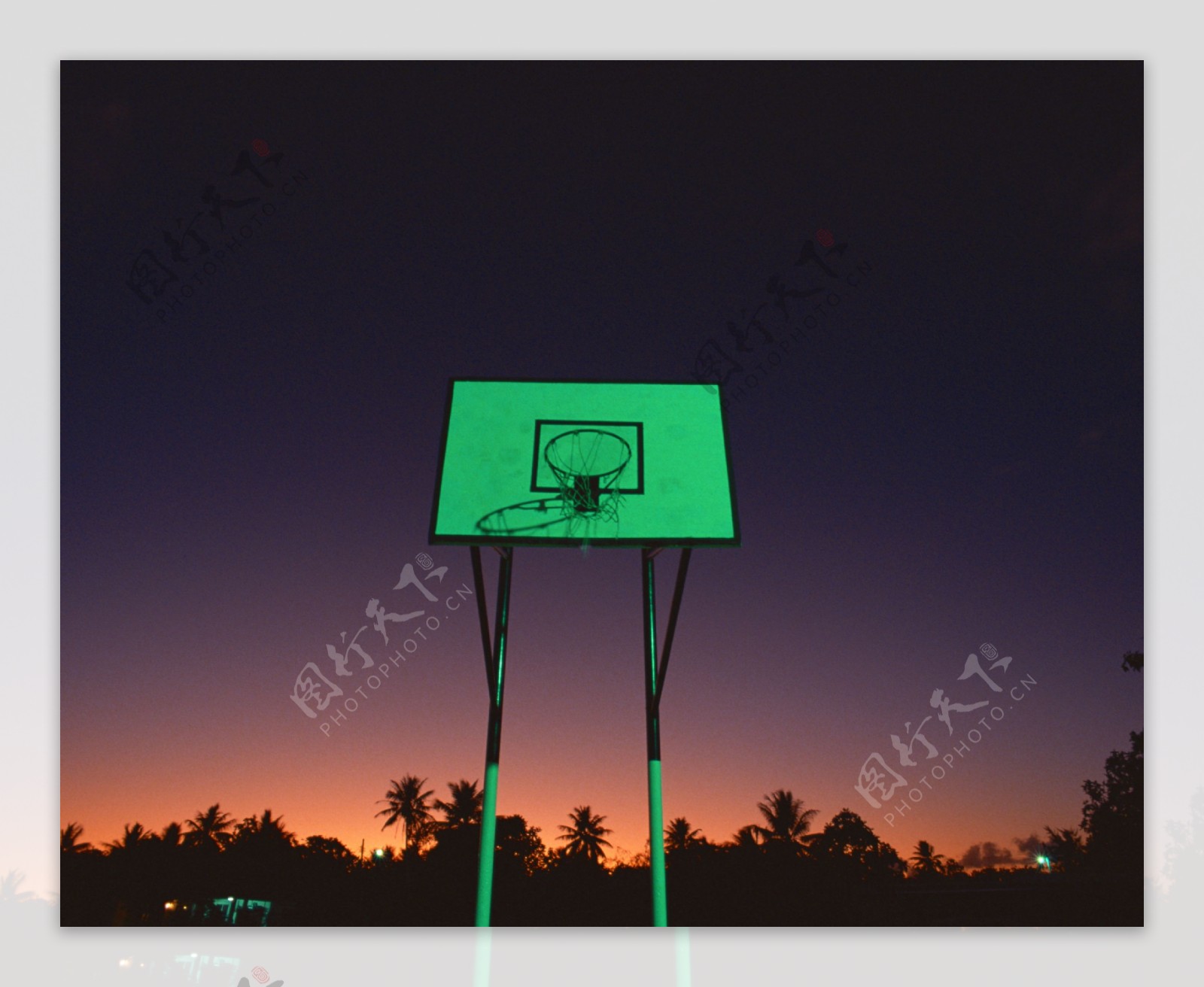 夜幕下的篮球架图片