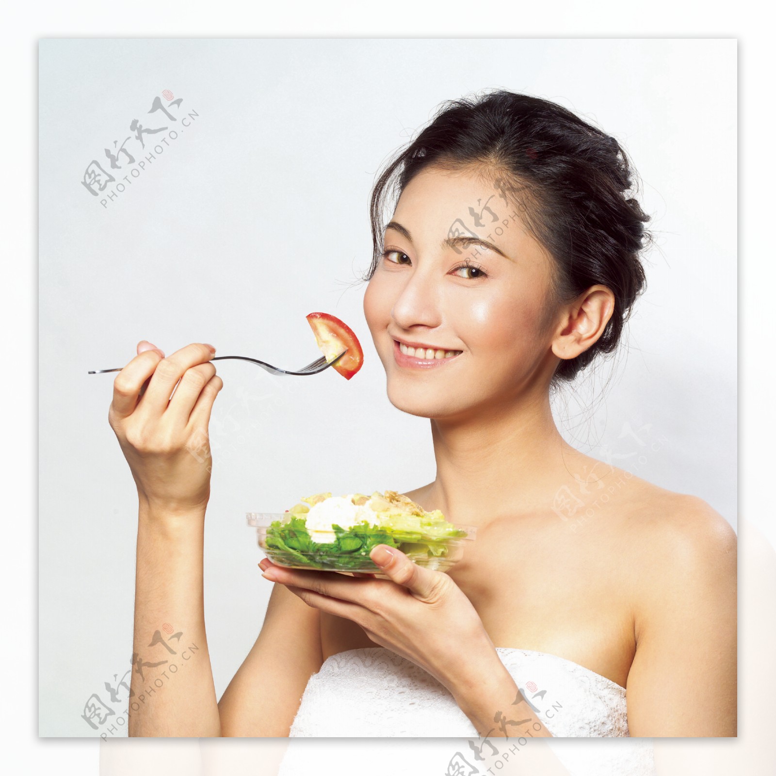 吃蔬菜美女图片