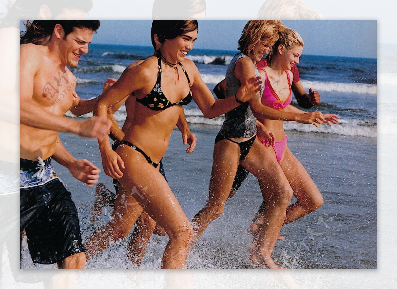 海滩上奔跑的人群图片