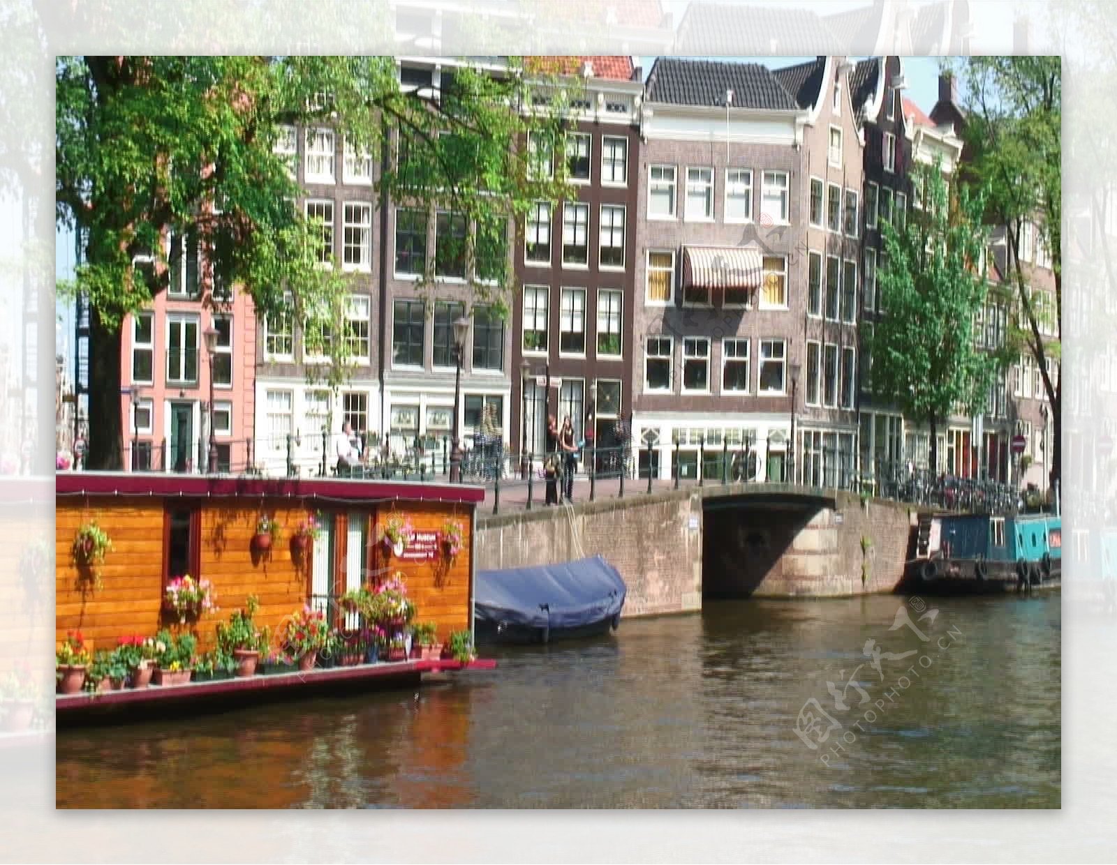 人们走在桥在阿姆斯特丹股市的录像