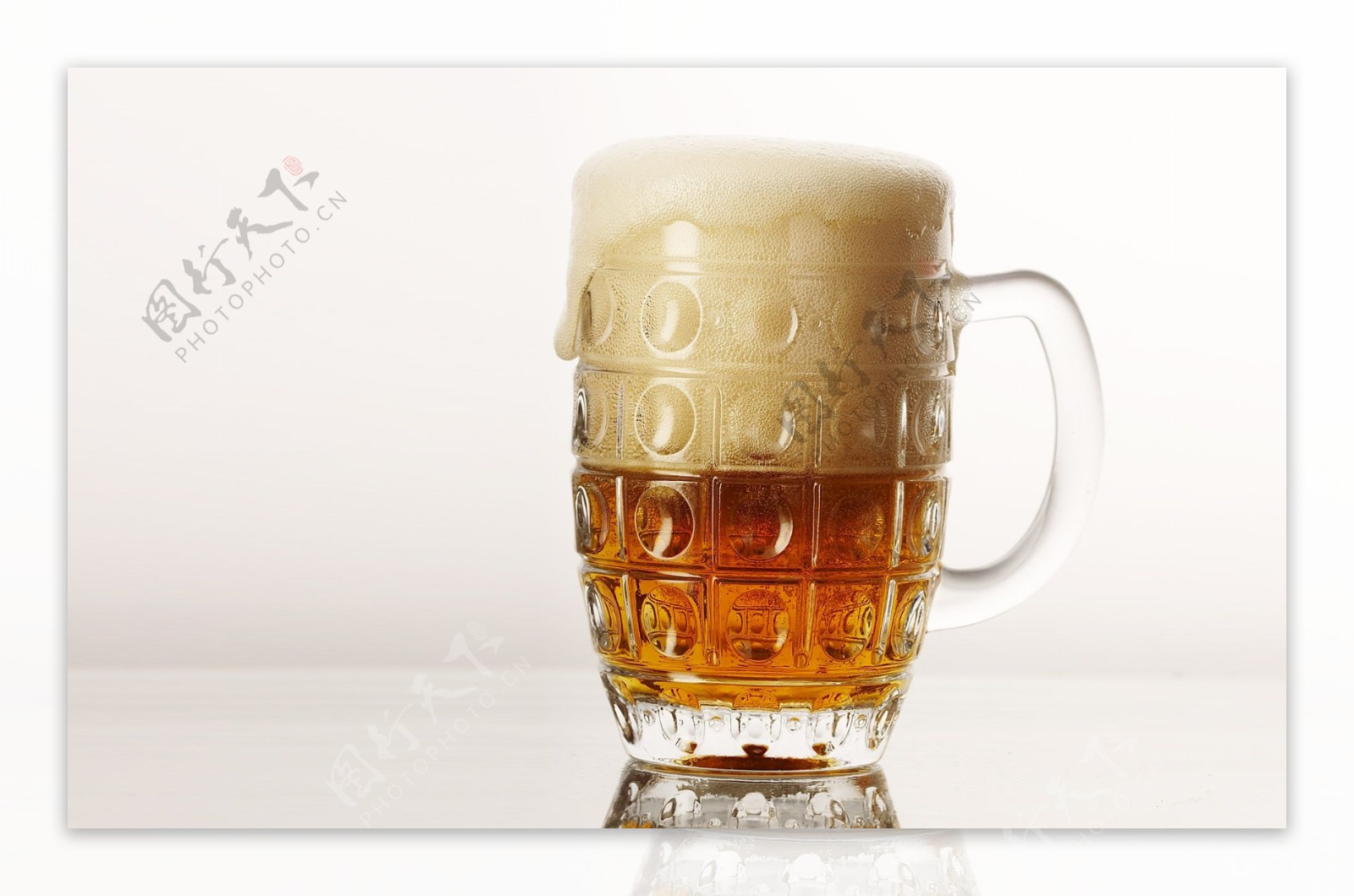 大杯啤酒啤酒泡泡酒图片