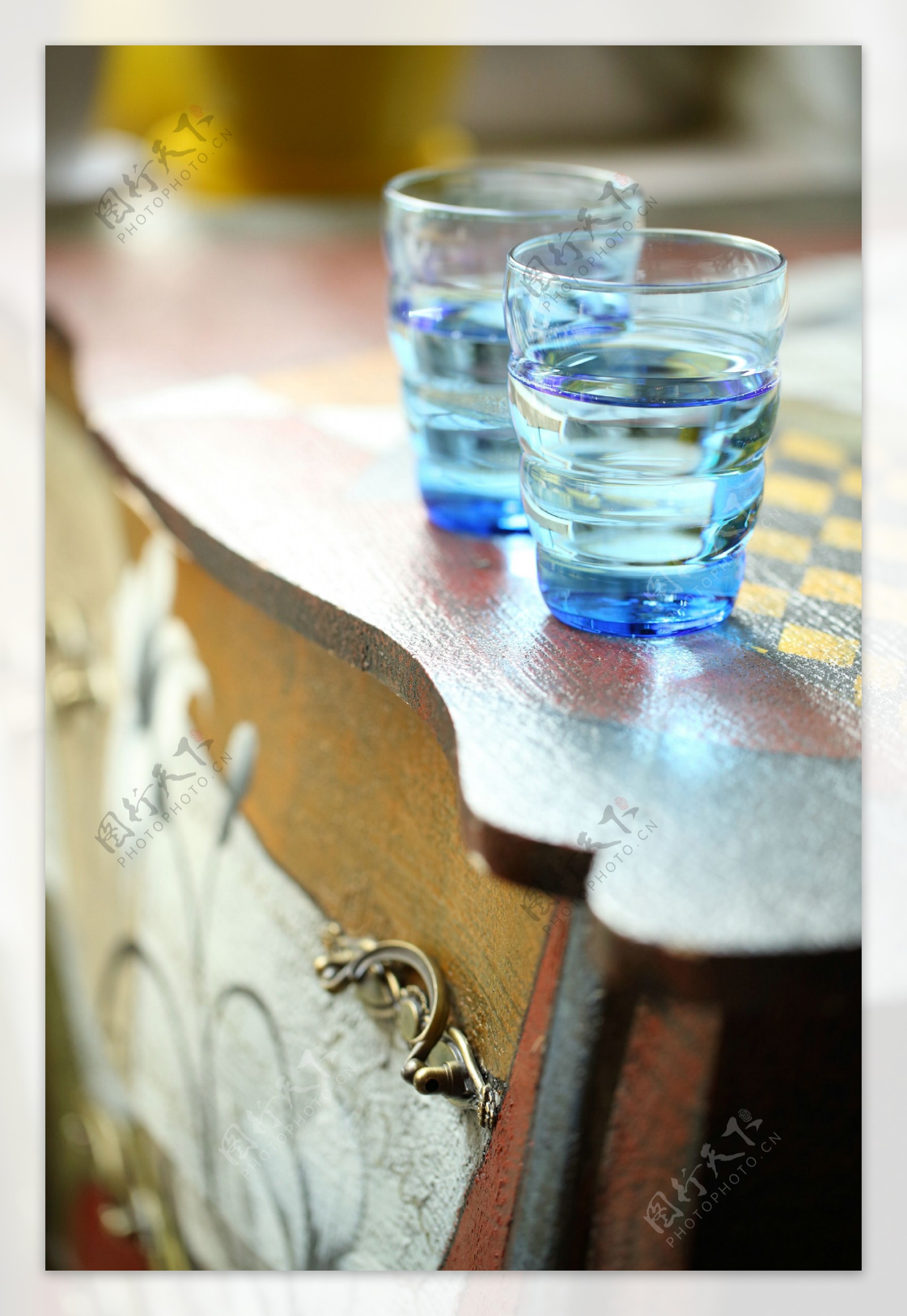 古桌蓝色杯子图片