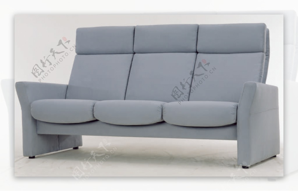 现代和舒适的暗灰色的沙发