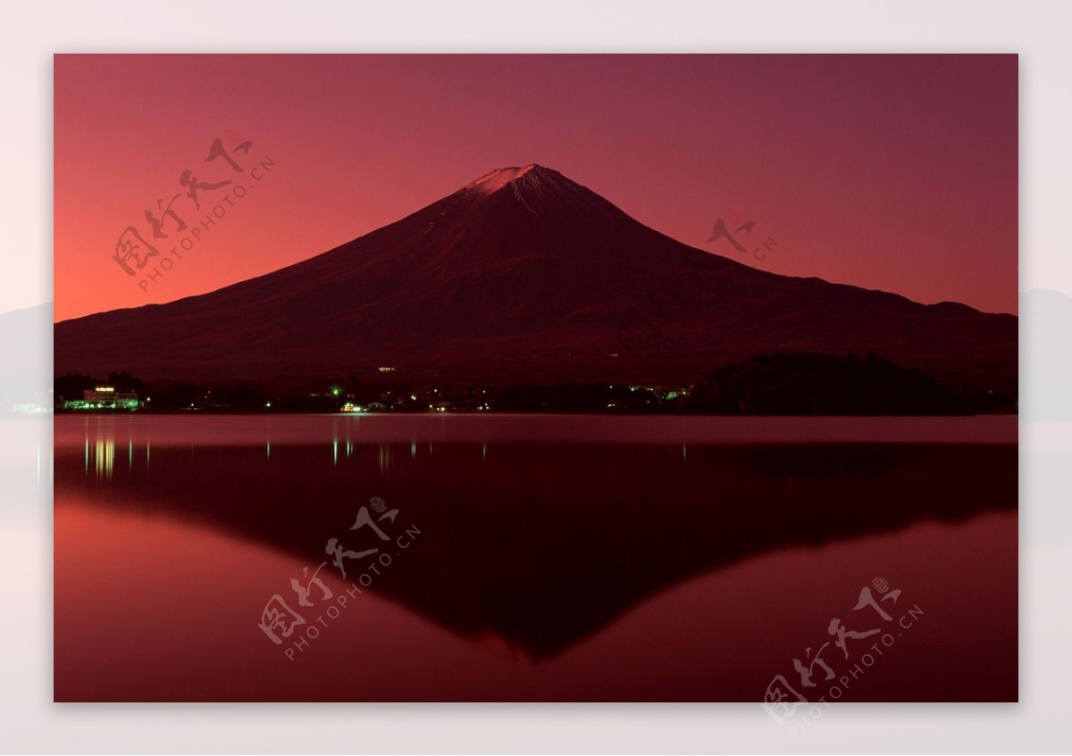 血色富士山图片