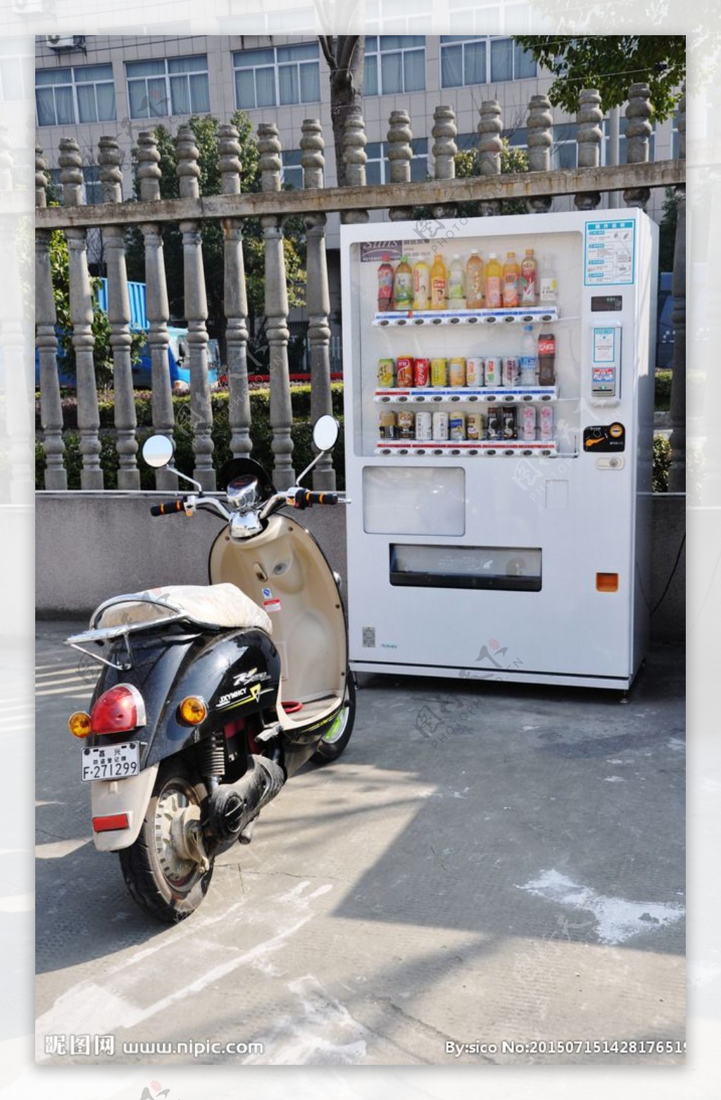自动贩卖机和摩托车高清照片图片