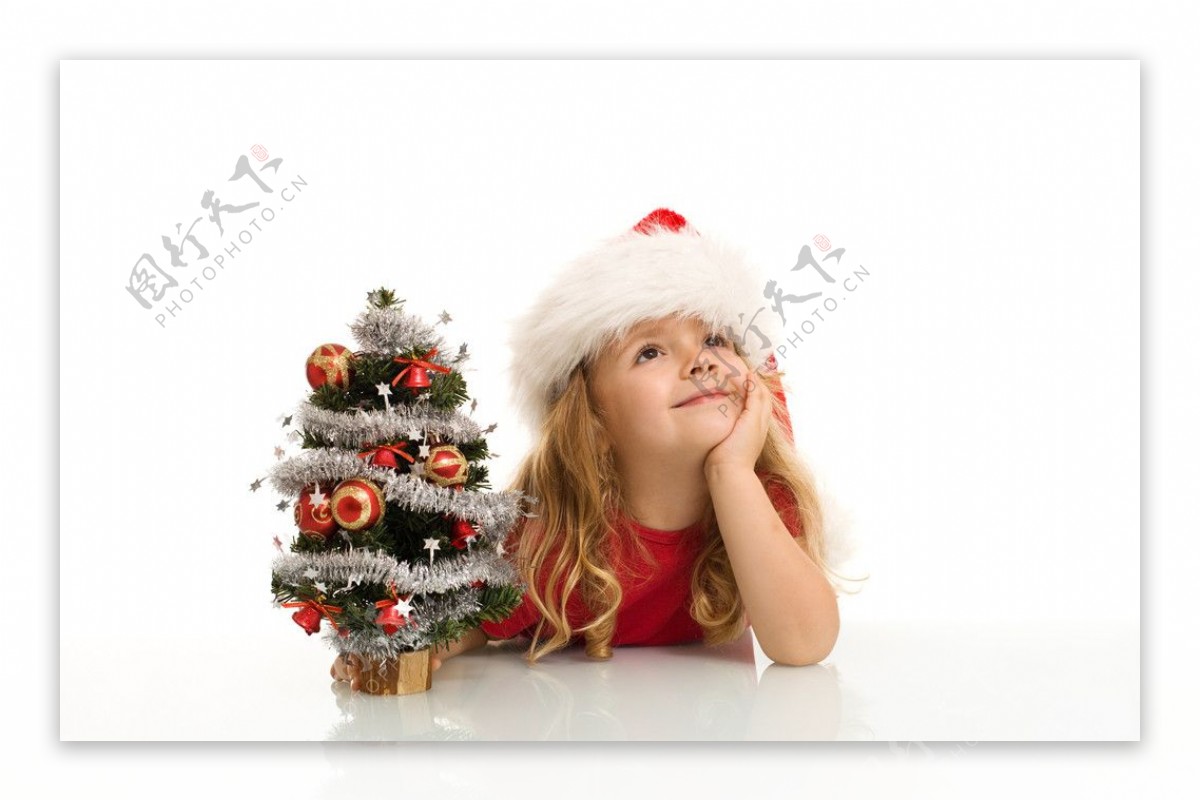 趴着手拿圣诞树带着圣诞帽的小女孩图片