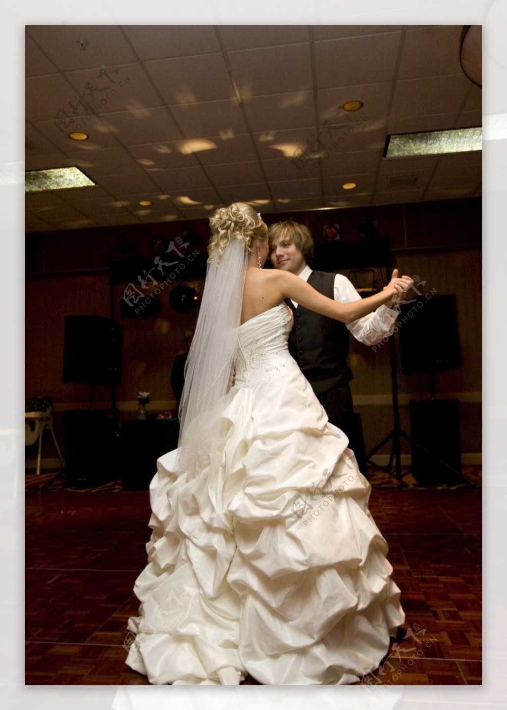 婚礼舞会拥抱跳舞交际舞新娘新郎图片
