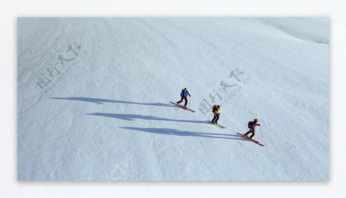 攀登雪山滑雪登山攀登高峰