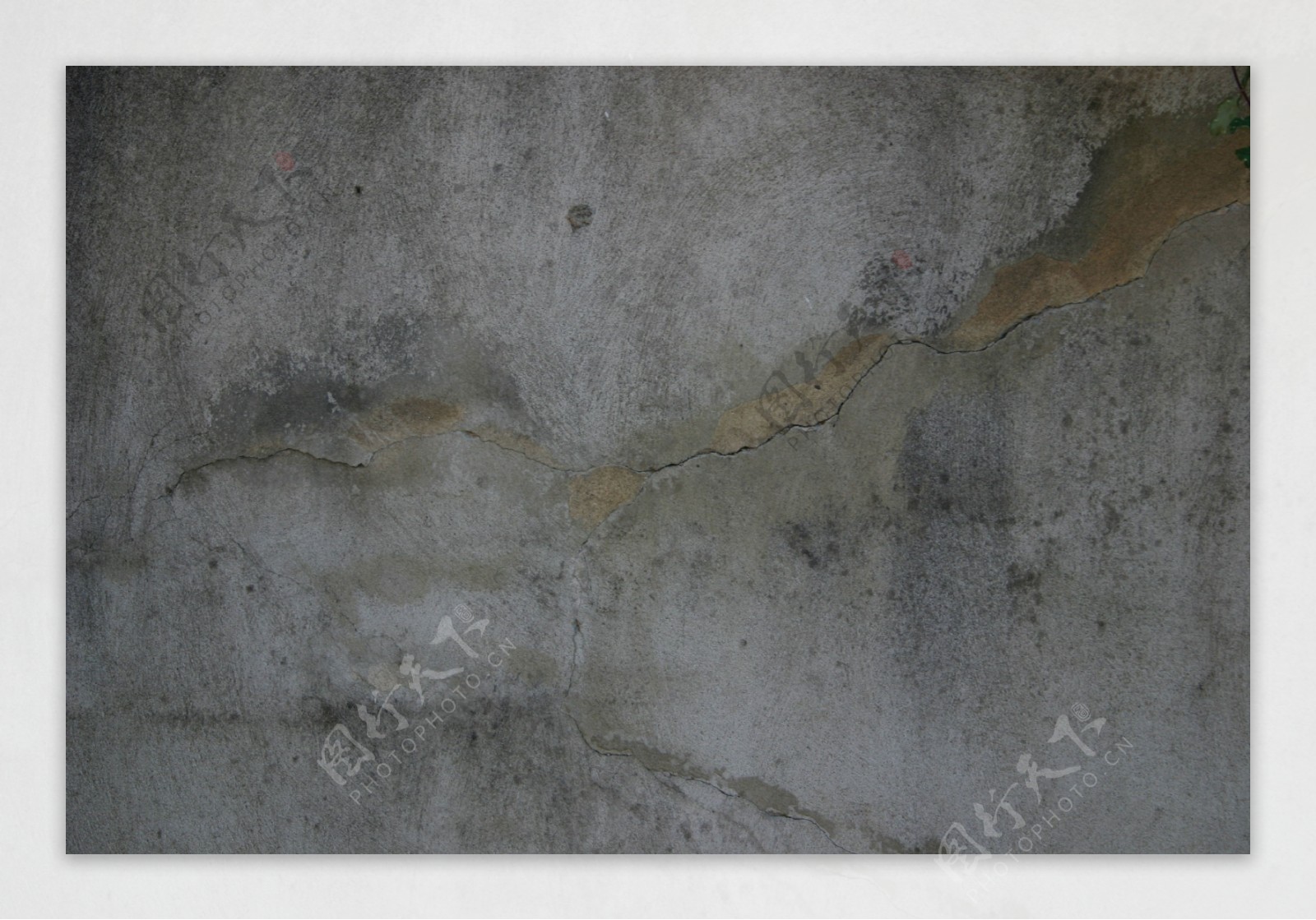 斑驳裂纹水泥墙背景图片