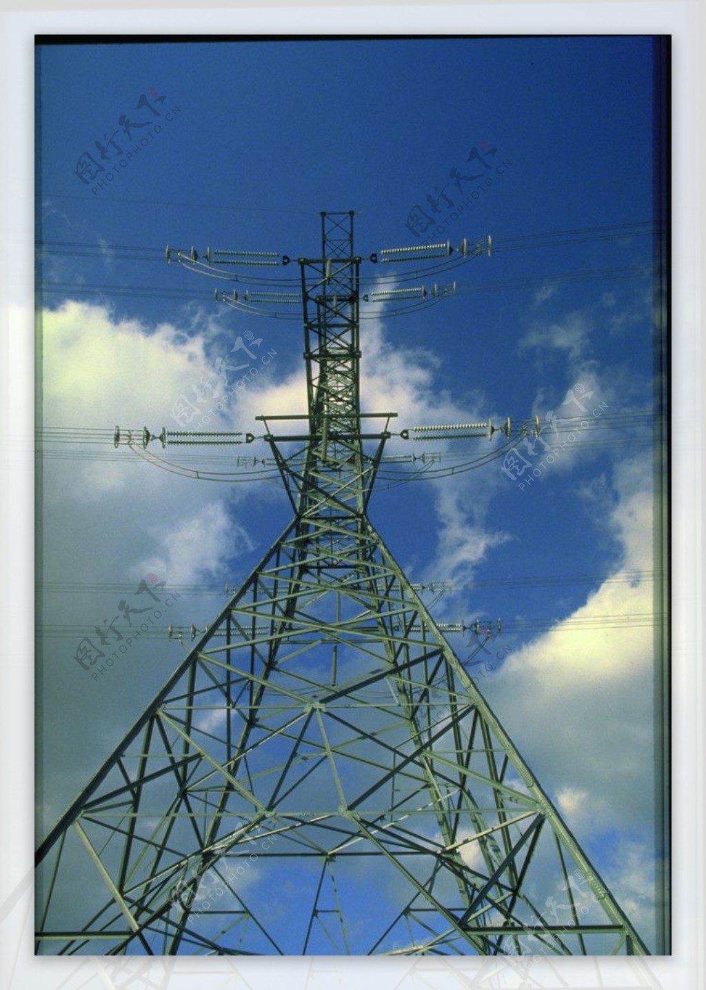 蓝天高压电线铁塔图片