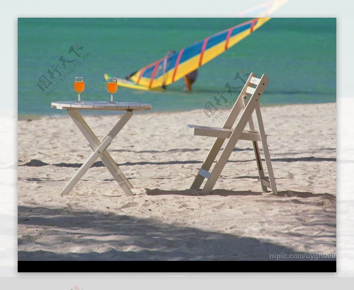 沙滩上的椅子桌子图片