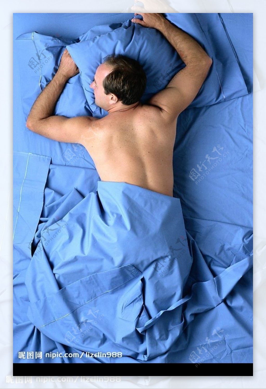 男子裸睡图片