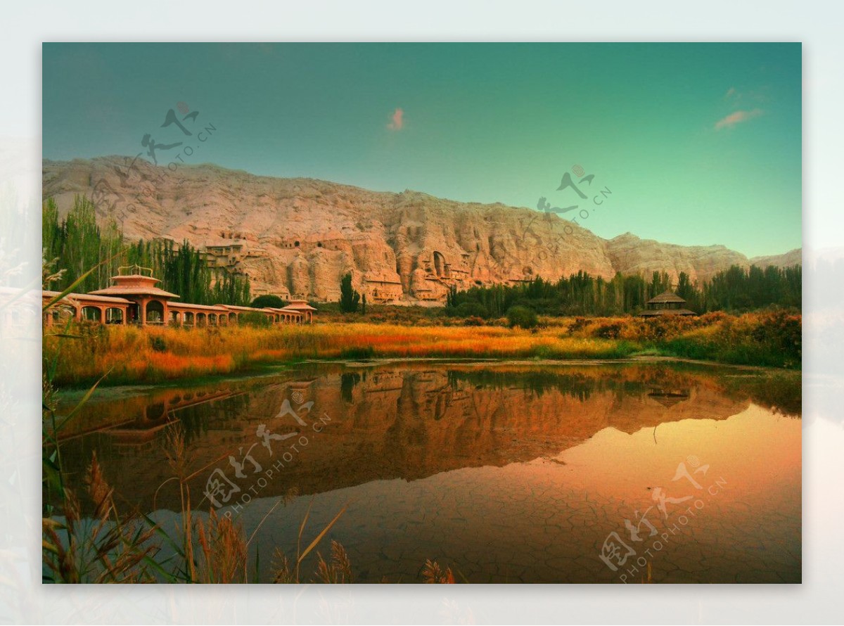 新疆克孜尔千佛洞风景图片