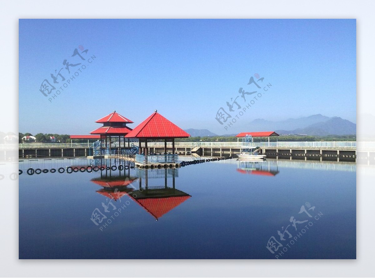青龙湖的红亭图片