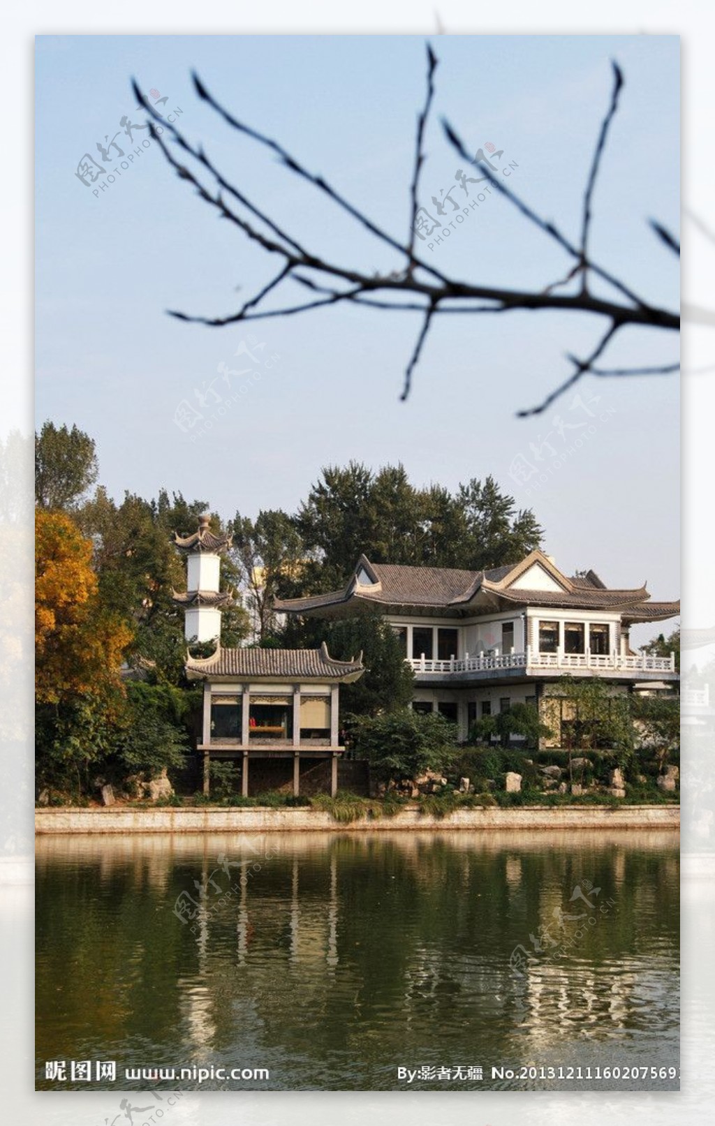 秋天的湖边建筑图片