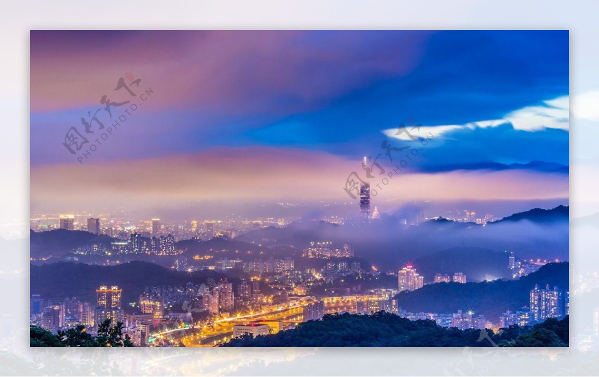 台北101大楼云雾夜景图片