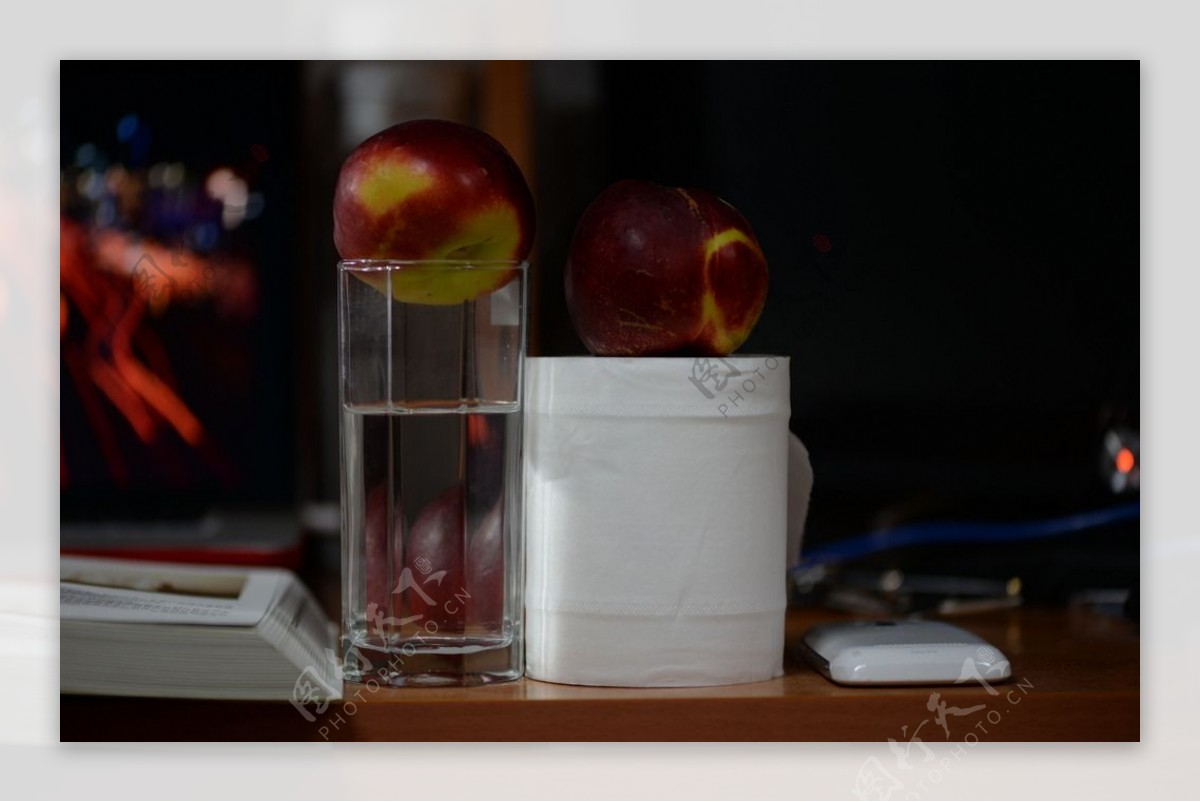 水杯和桃子图片