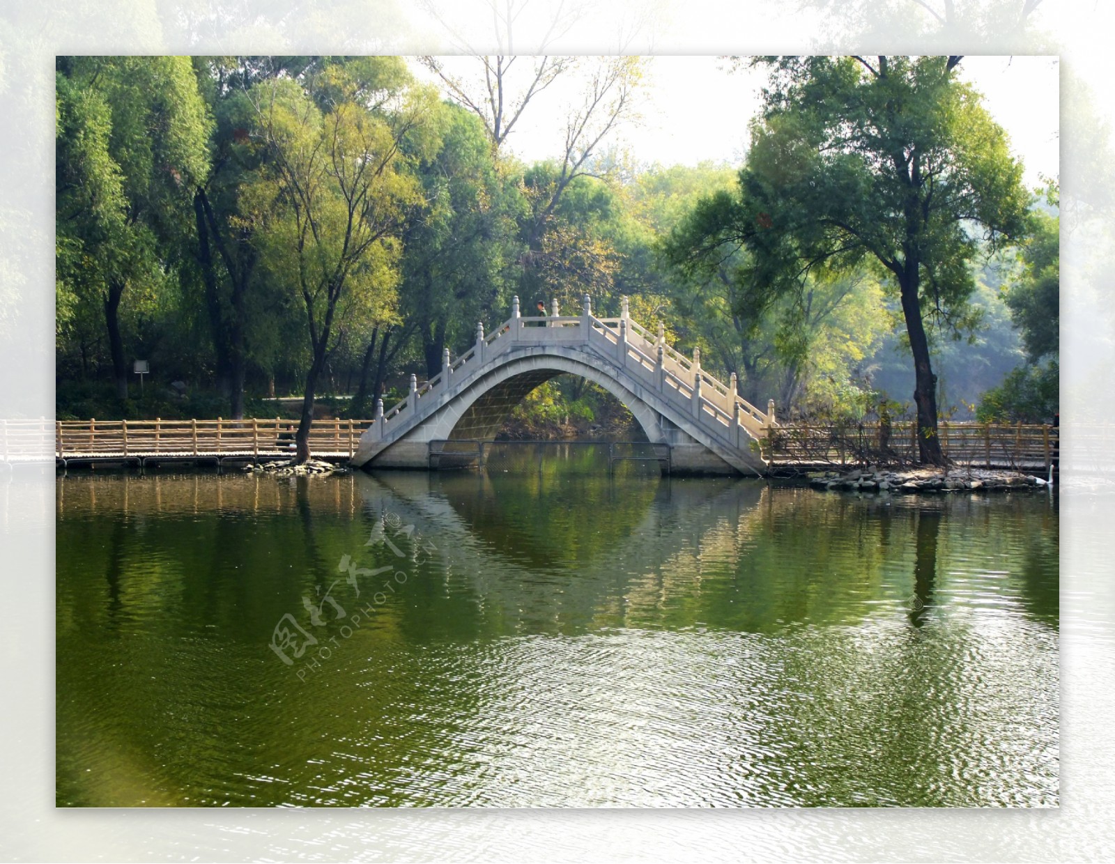 湖面小桥图片