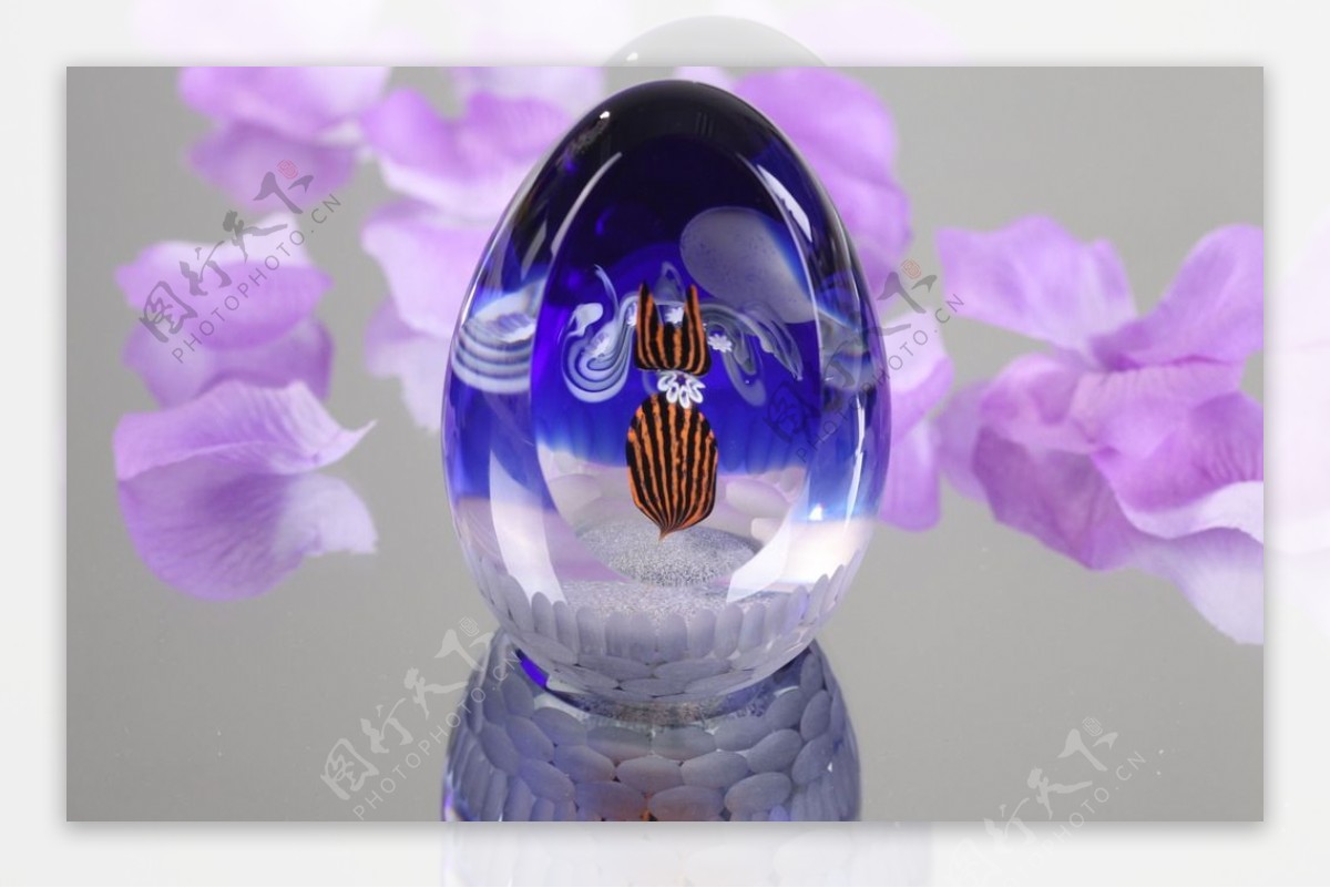 紫蓝色水晶球图片