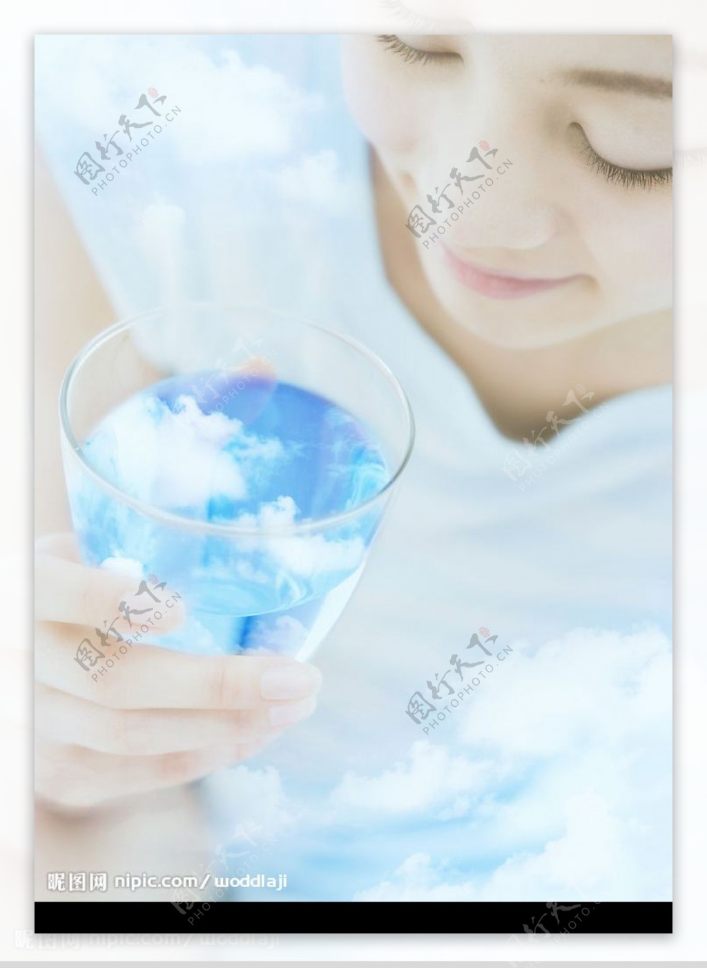 天空水滴美女水杯云图片