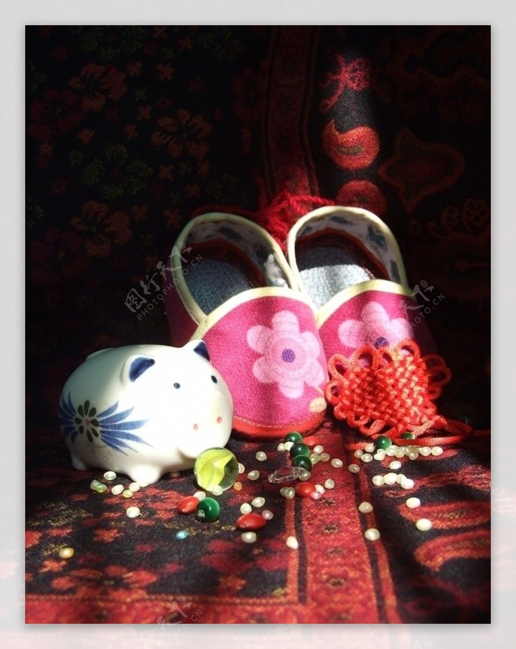 小鞋子和陶瓷猪图片