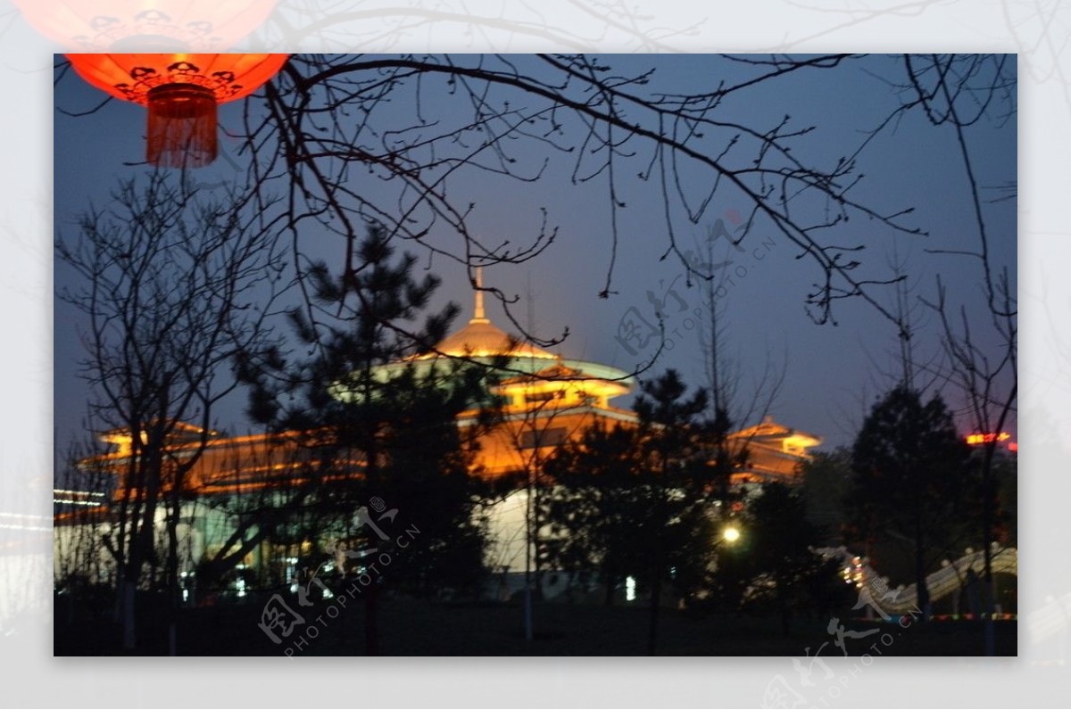 霓虹中的西安博物院外景图片