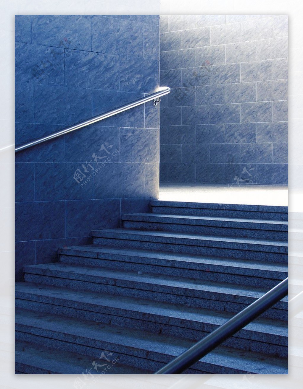 蓝色楼梯图片