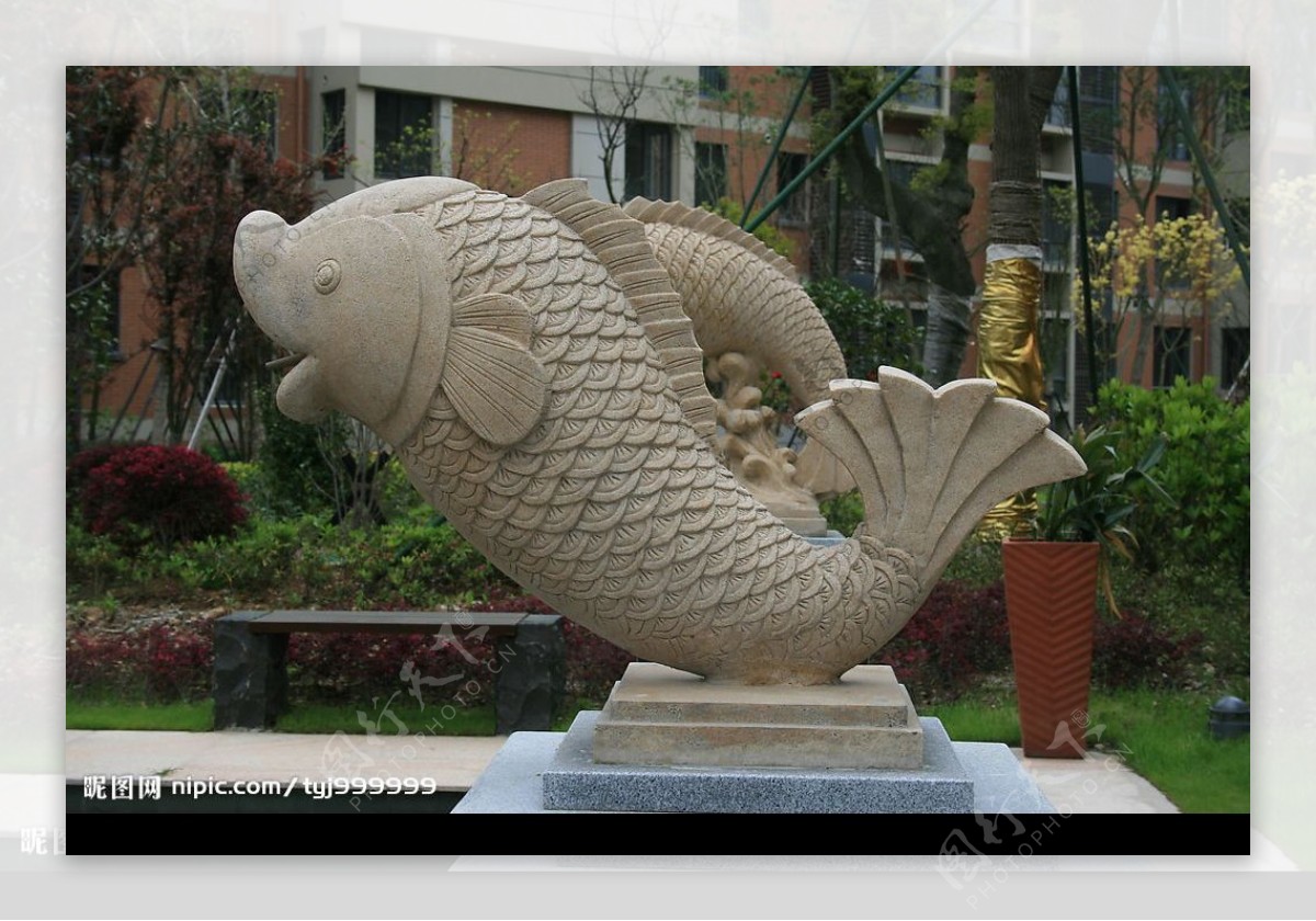 居民小区的鱼雕塑图片