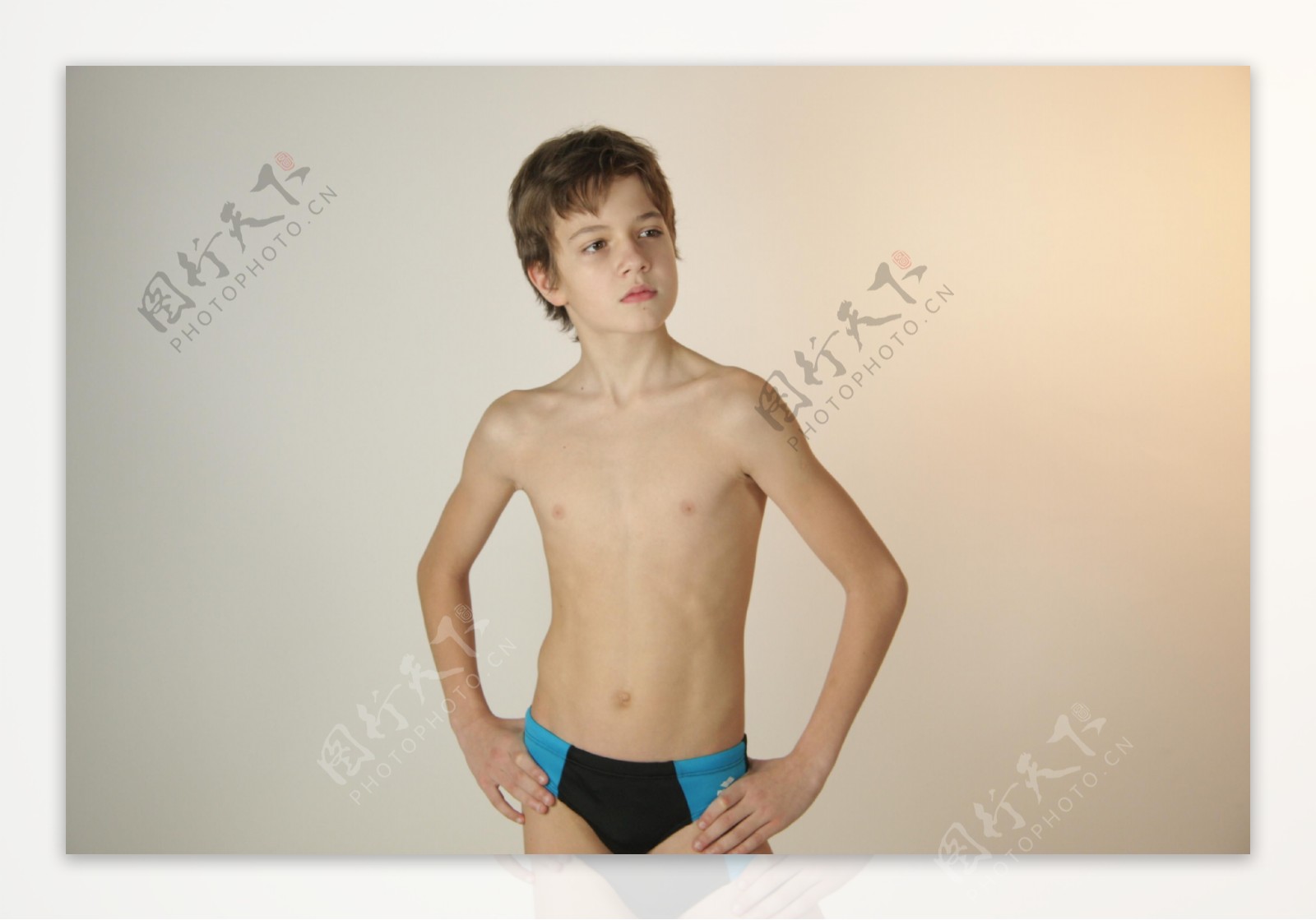 穿泳裤的男孩图片