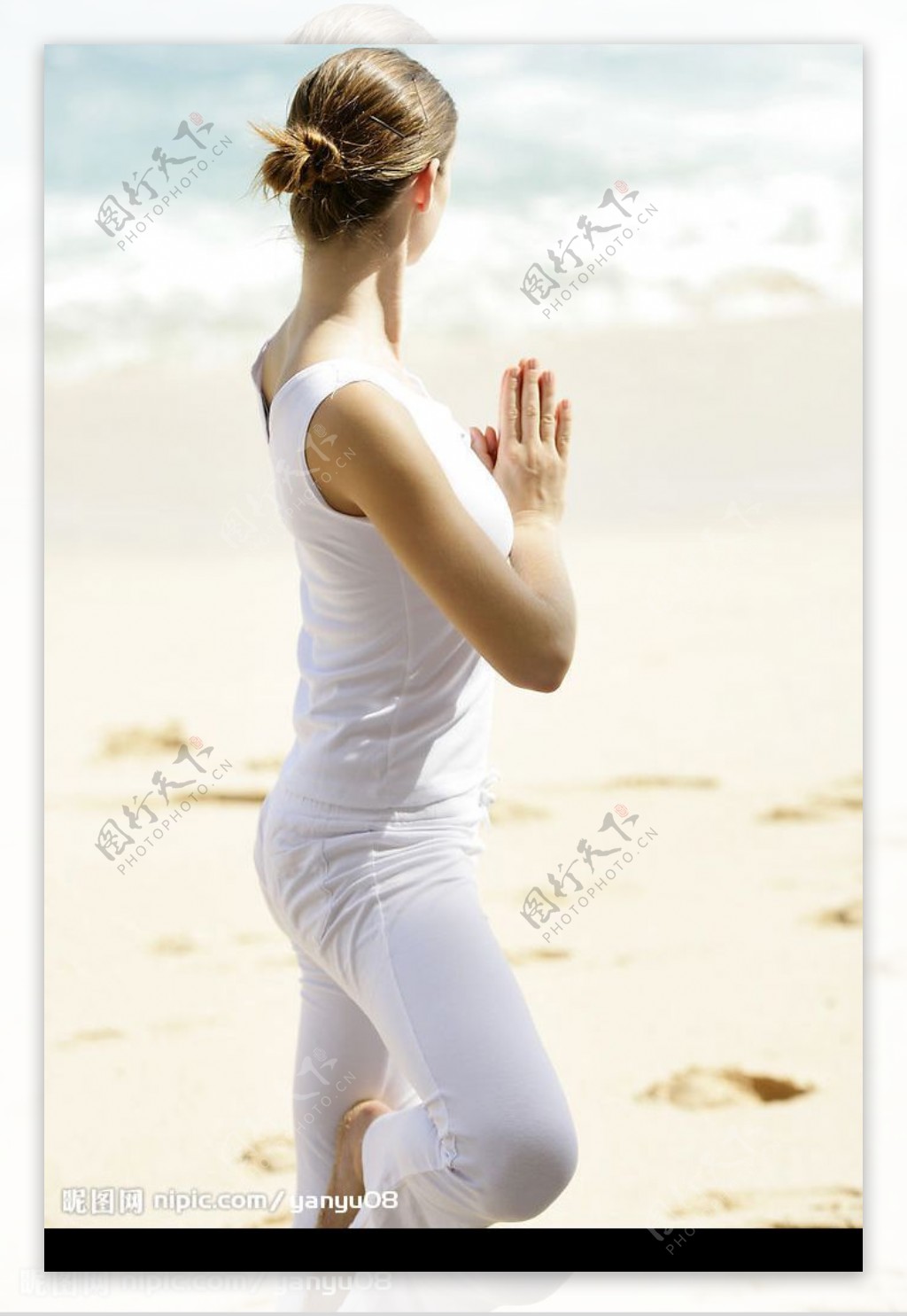穿白衣服的瑜伽女子图片